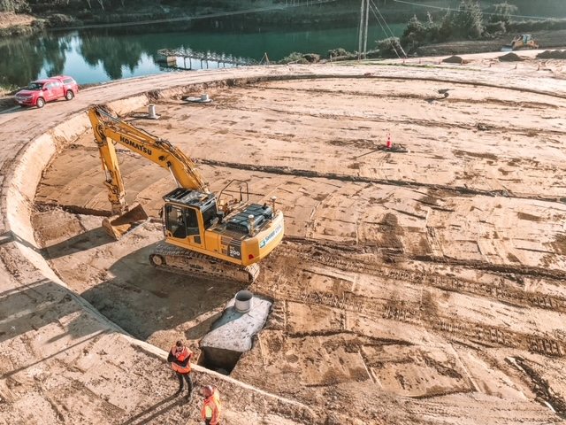 Shaw Civil excavator working on a civil site with crew in hi-vis